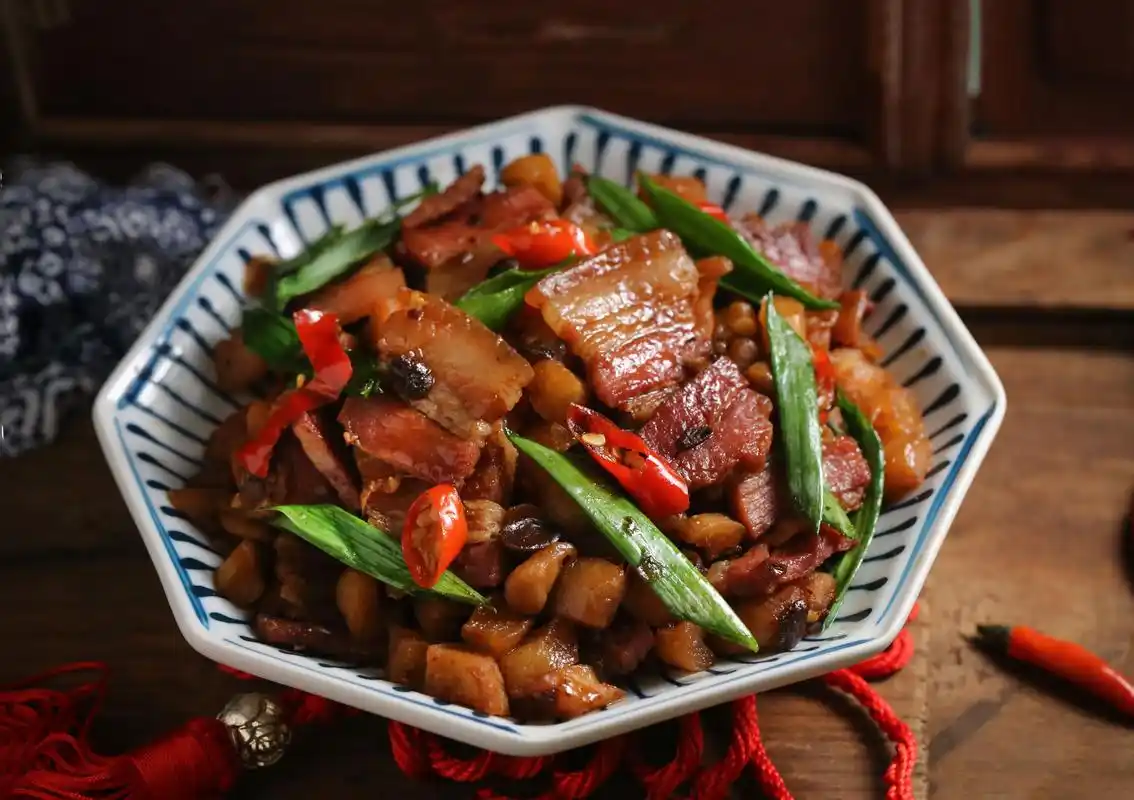 过年的餐桌上少不了腊肉,炒腊肉时加点它,不油腻特下饭