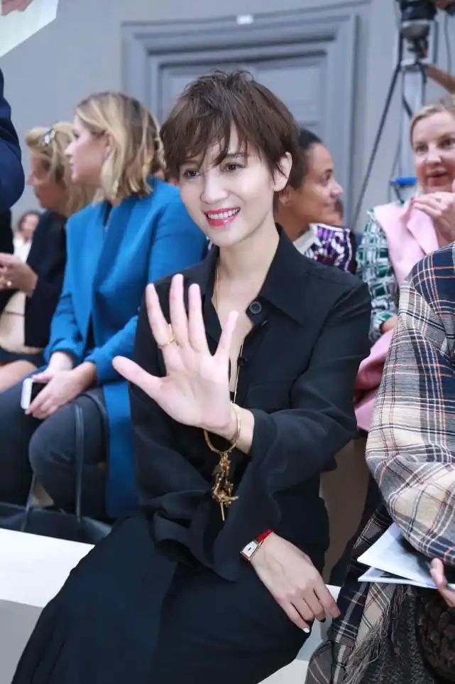 剪了短发的宋佳感觉更酷了穿黑色衬衫变霸道女强人涂红唇好美