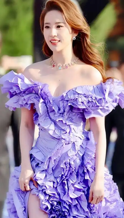 36岁刘亦菲近况曝光,全网羡慕:不恋爱,不合群,养了60只猫!