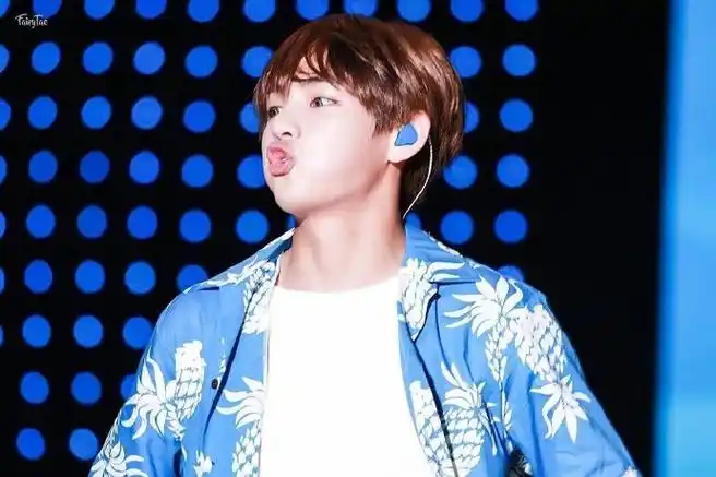 金泰亨超话95#金泰亨心动瞬间#嘟嘴好可爱哦>_ 最36猪猪包01