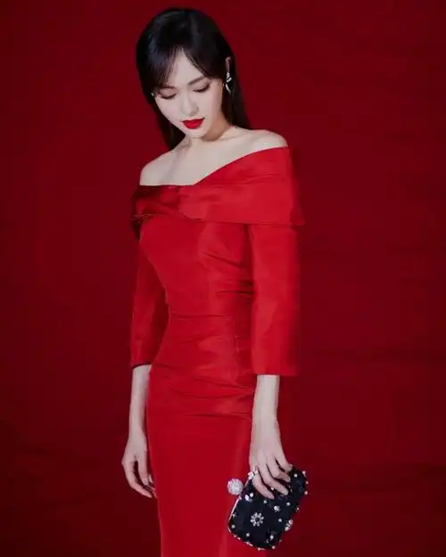 绝对是其他颜色说不能带来的价值,唐嫣穿的这件红色礼服就很好的彰显