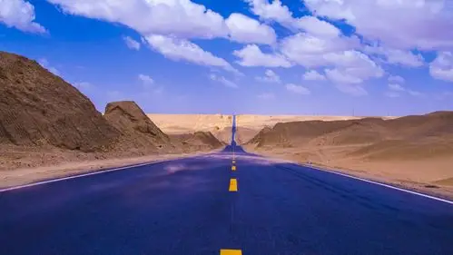 这里是摄影爱好者和喜欢被拍摄者的理想之地--无人区最美公路