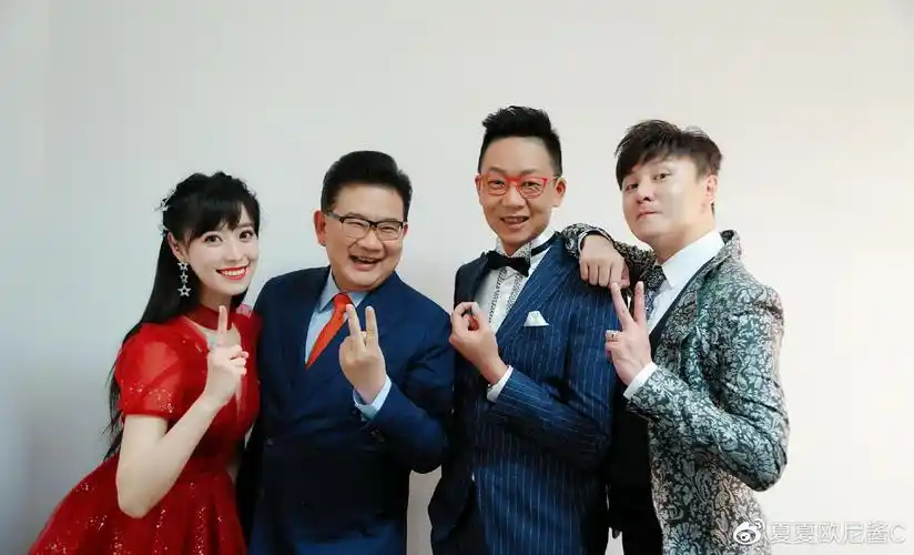 司雯嘉主持东方卫视跨年,红色纱裙优雅动人