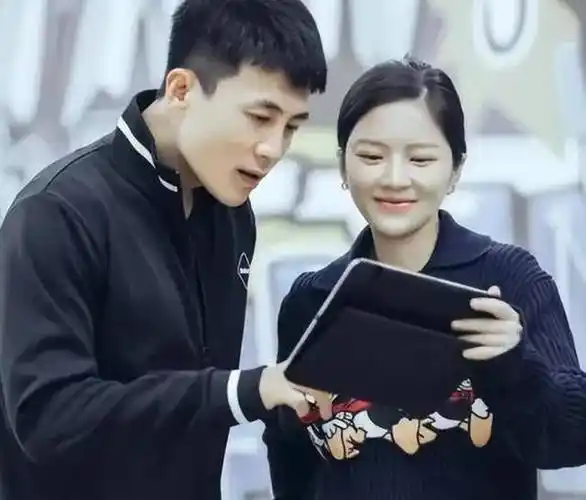 杜淳妻子王灿大方晒素颜美照,感慨无惧衰老享受目前状态_女儿_照片