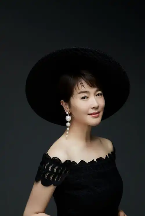 左小青性感优雅蕾丝裙写真图片