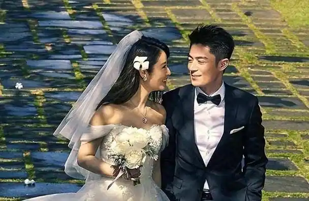 随着霍建华和林心如踏入婚姻后;与他搭戏的也都是当红女星,杨幂,唐嫣