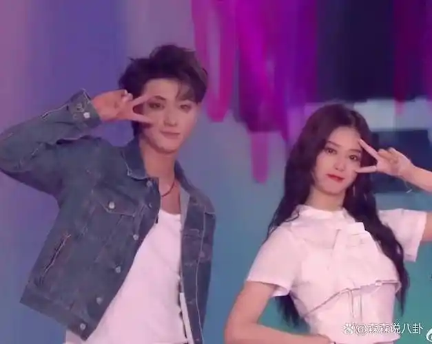 黄子韬官宣恋情,徐艺洋坐稳200亿家族女主人,海边接吻_胡歌_照片_父亲