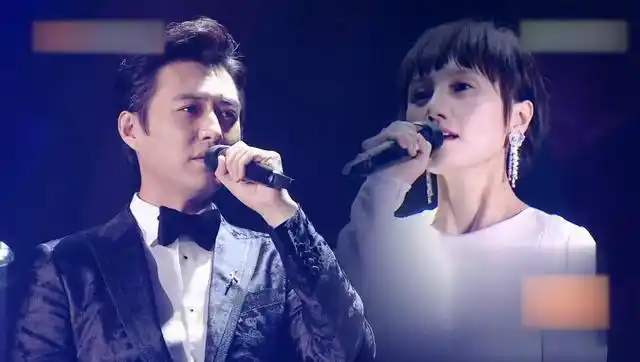 前半生中的小情侣再次合作,靳东袁泉深情对唱《当爱已成往事》