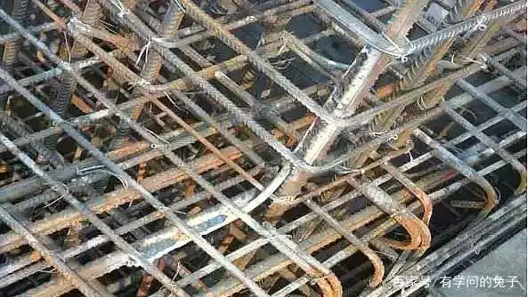 (6)引下线与接闪器的连接应可靠,应采用焊接或卡夹(接)器连接,引下线