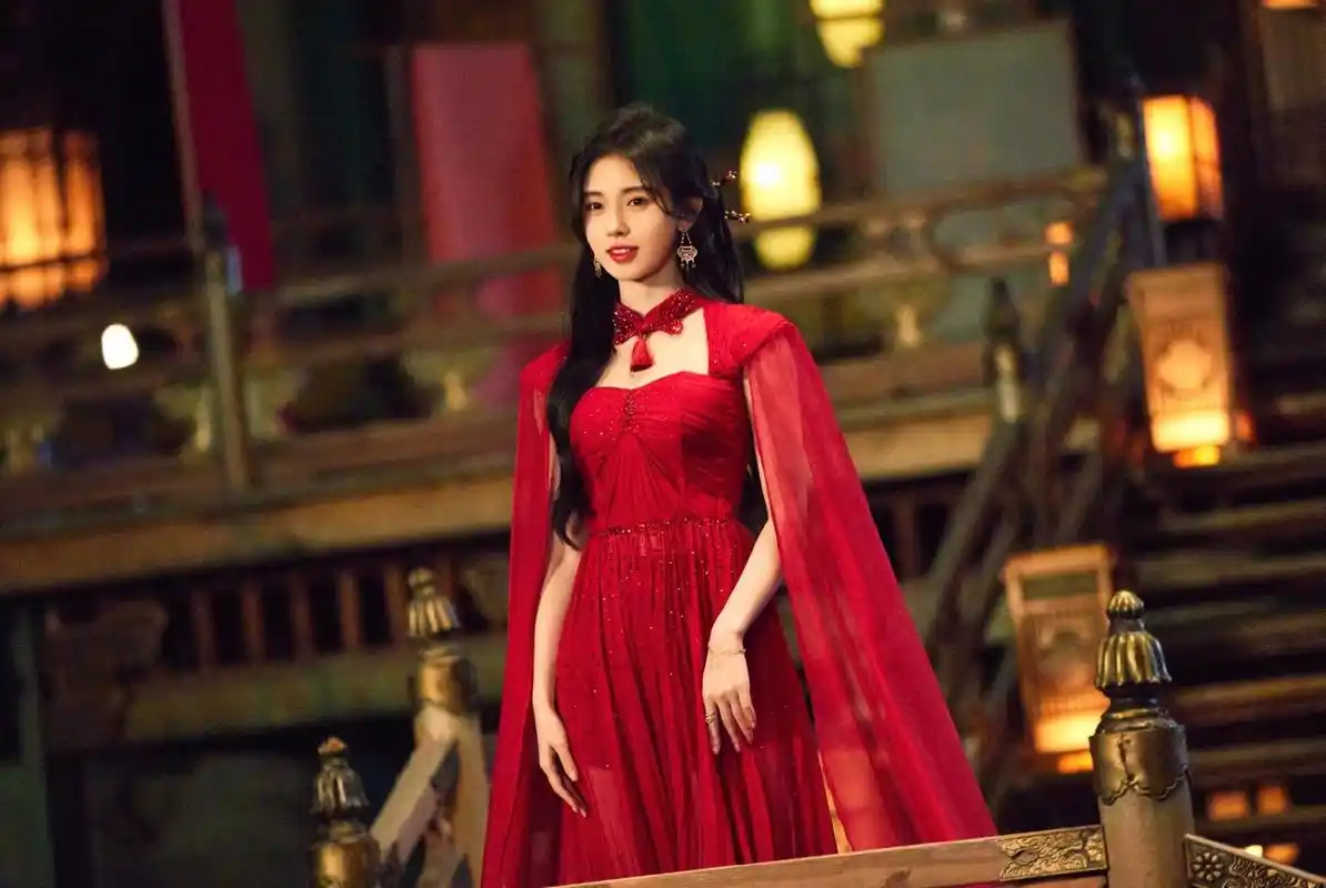 被鞠婧祎的国风造型美到了!穿一身中国红斗篷长裙,优雅又惊艳