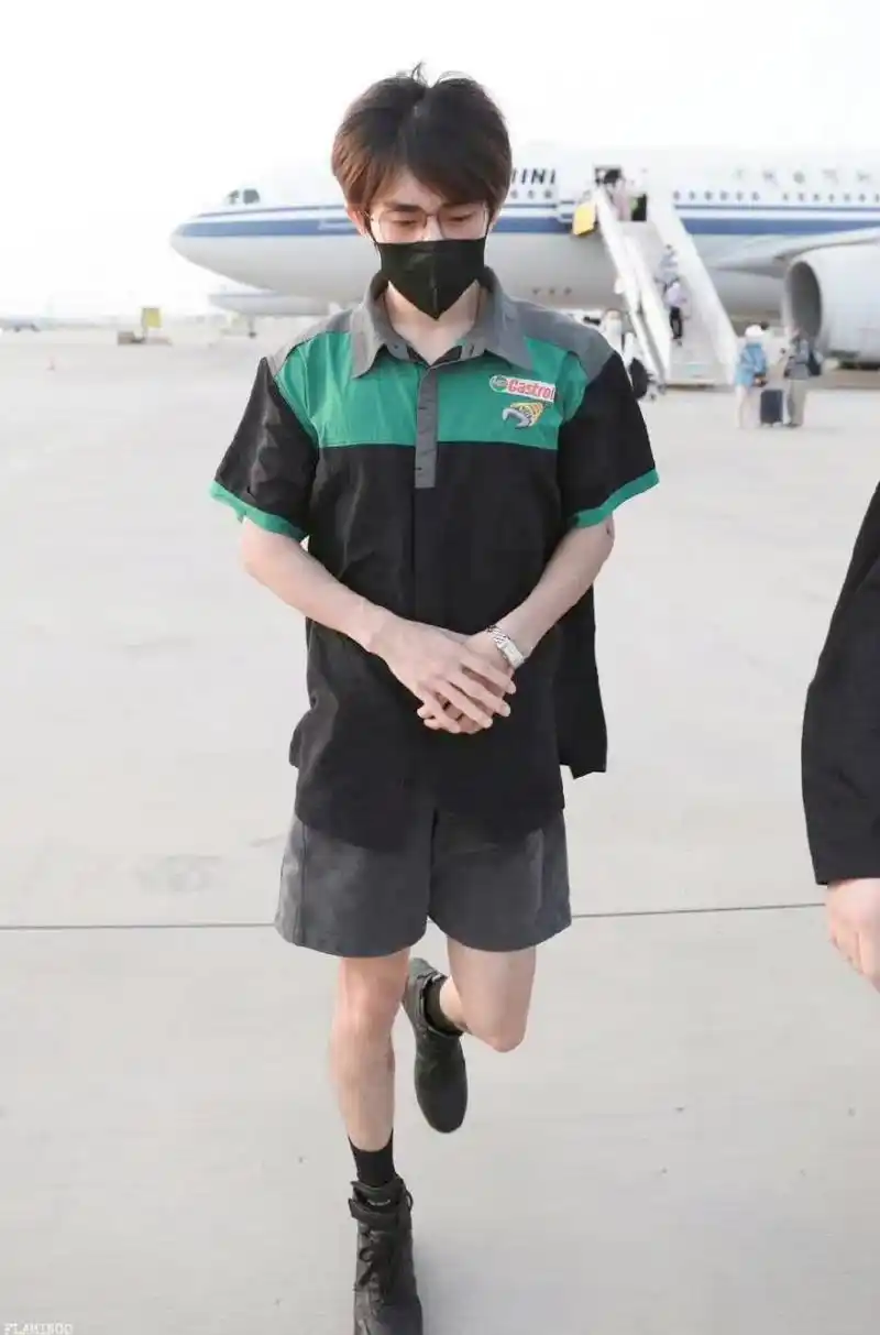 易烊千玺穿短裤,腿好细