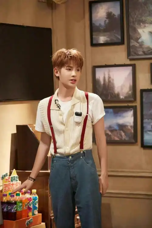 黄明昊《密室大逃脱4》最新剧照9615背带裤造型,元气帅气,好可爱