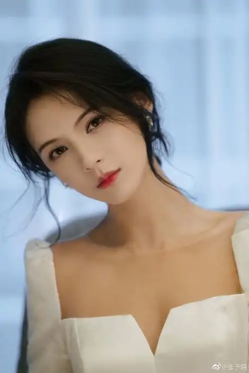 张予曦穿方领白裙优雅似公主笑容灿烂甜美