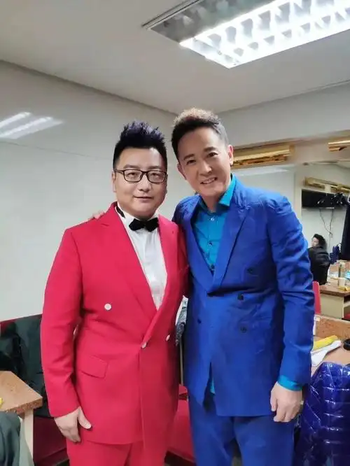 周澎与幺红,江涛,王莉,黄训国,陈小朵,郑棋元合影年代照周澎个人资料