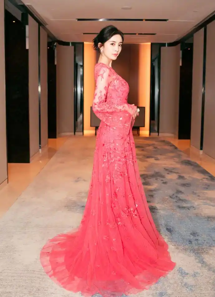 杨幂长裙亮相上影节红毯 两套礼服美爆