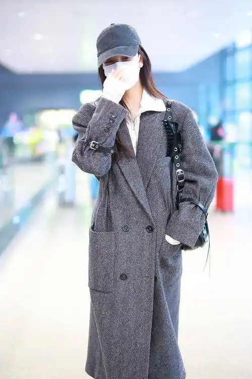 2021年12月10日,上海,宋妍霏机场街拍.