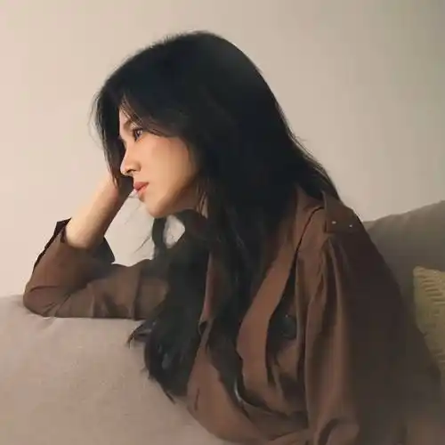 宋慧乔秋日装扮温婉可人侧颜优越气质温柔