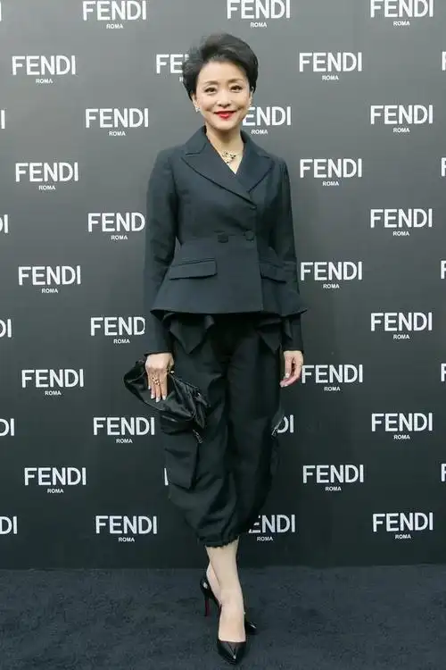 杨澜怕是要跌下神坛了大把年纪还穿亮片短裙没有一点老人样