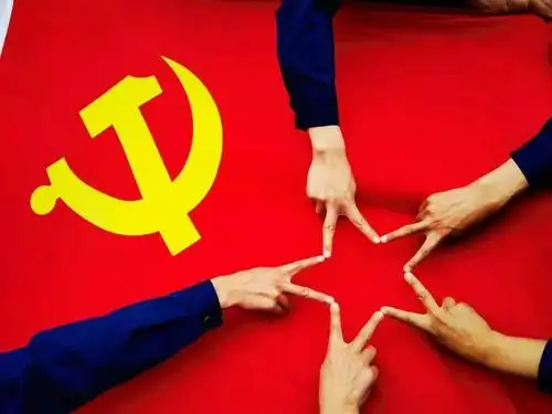 我和党旗同框丨西宁消防"蓝朋友"与党旗创意合影 献礼建党百年_因为