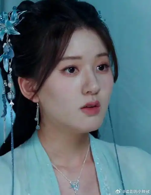 赵露思拍神隐的时候荨麻疹就复发过,看着红红的.