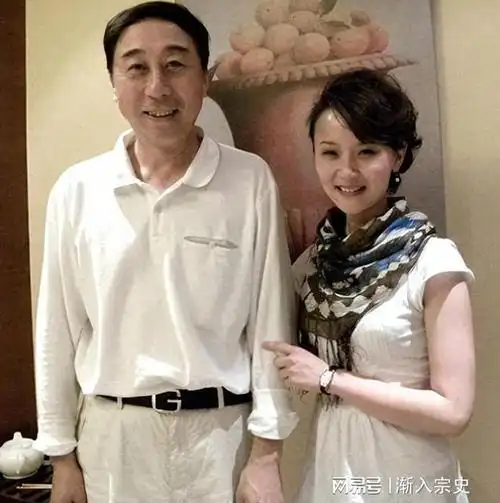 小品演员夫妻对比冯巩娇妻长得美牛莉嫁富豪老公26年恩爱如初