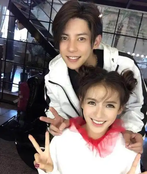 张予曦夸男友是漫画帅哥,网友:意思说王思聪丑?_陈柏融_交往_时候