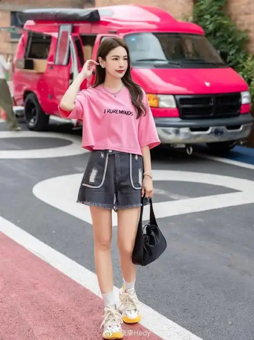 粉色印花t穿上身特别俏皮,让人不自觉地开心起来搭配短裤轻松出街!