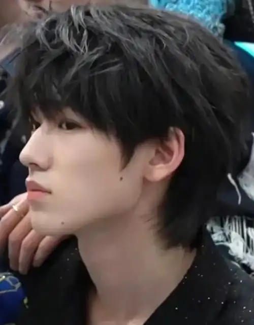 真的只是看物料的时候随便一截图截图美颜暴击#宋亚轩 #宋亚轩