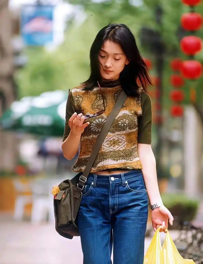 昨天偶尔在网上看到周迅年轻时候的照片,恍觉做了一场梦:两千年时热衷