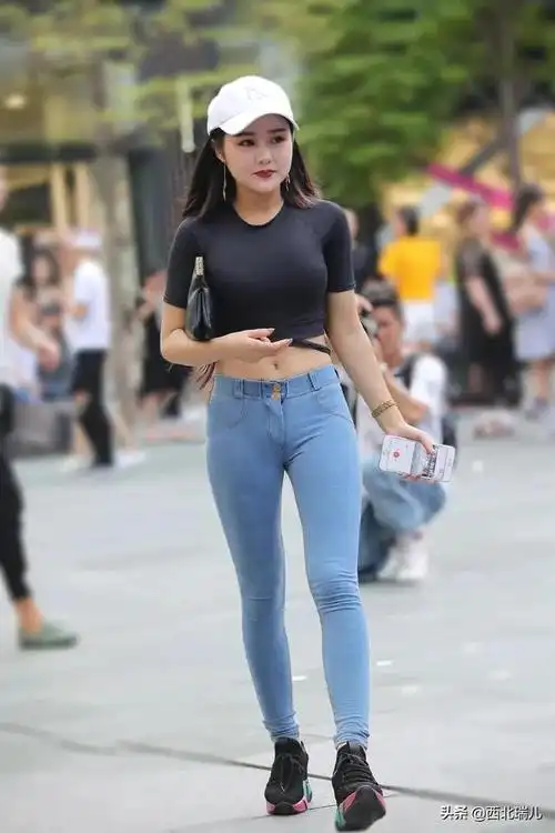 紧身裤搭配t恤衫,由内而外散发休闲美