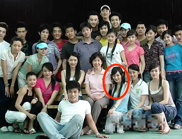 杨幂大学青涩旧照罕曝光,嫩出水大眼睛太抢镜,蹲老师身旁好受宠