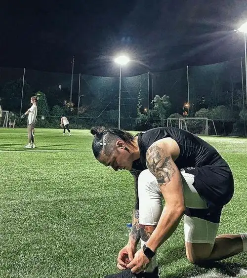 蒋劲夫罕见现身重庆小饭馆用餐无人识肌肉壮实手臂纹身吓人