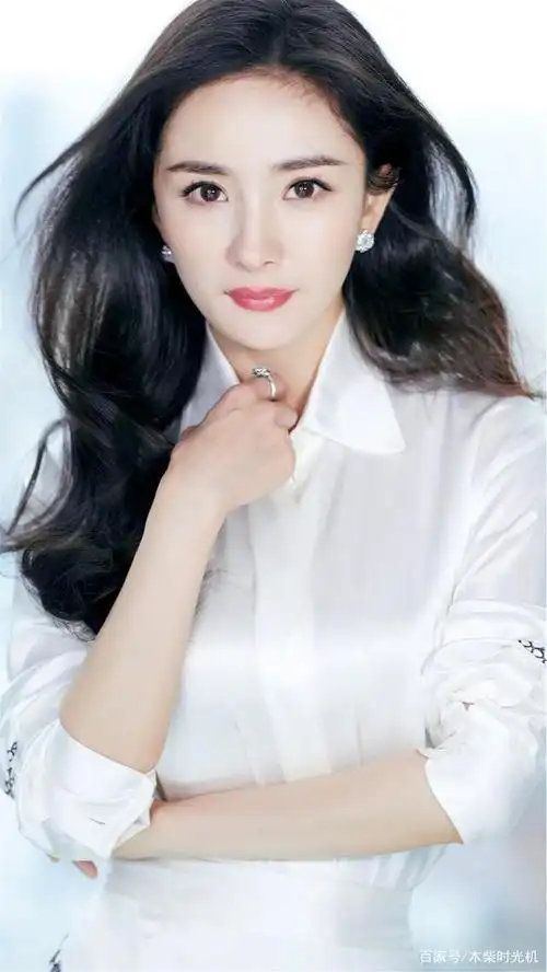 明星精美图集:女神杨幂时尚写真,真是美的不可方物,无懈可击!