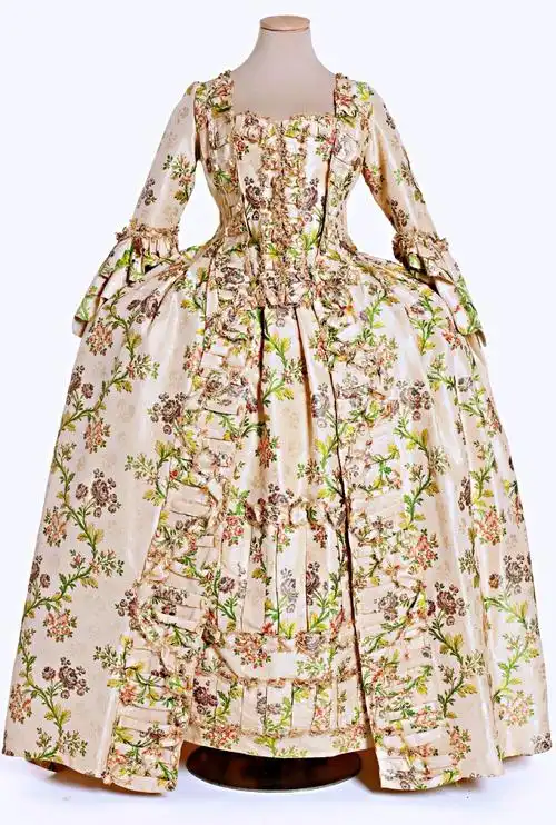 洛可可时期典型宫廷礼服裙裙摆越是宽大腰肢越要细