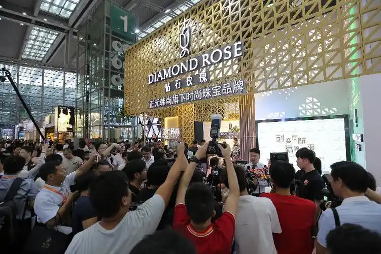 深圳国际珠宝展钻石真相公开实验:培育钻石,天然钻石pk难分伯仲