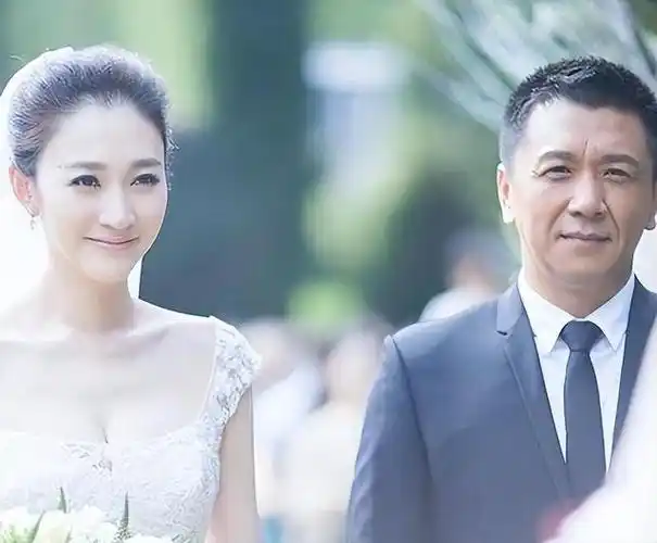 豪门贵妇李小冉被前任监控折磨4年男闺蜜砸5亿彩礼接盘