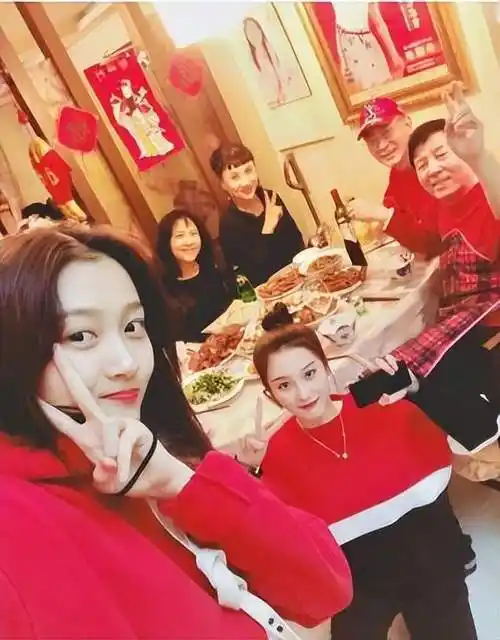 同父不同命关晓彤受尽宠爱姐姐关晓丹生死不明全家当她不存在