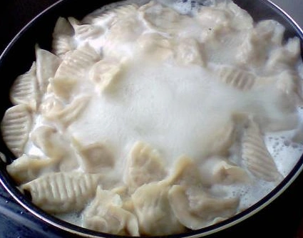 煮饺子时,若直接下锅煮就错了,很容易煮破皮,白白浪费一锅饺子