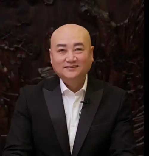 68岁的唐僧迟重瑞在抖音介绍紫檀,与79岁富豪妻子携手走过30年_腾讯新