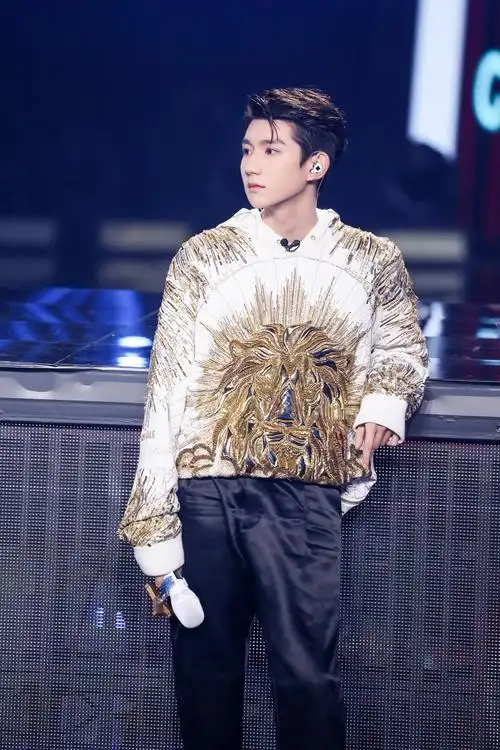 王源《我们的歌》再唱经典 独特嗓音彰显青春特色