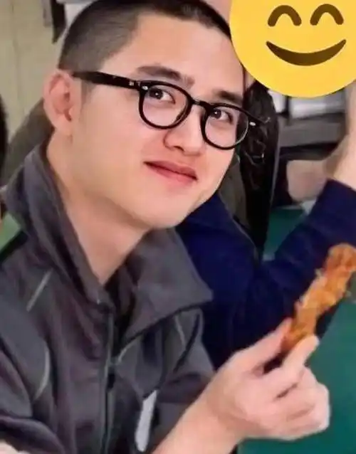 而如今的他,也是因为发福,失去了往日的帅气.