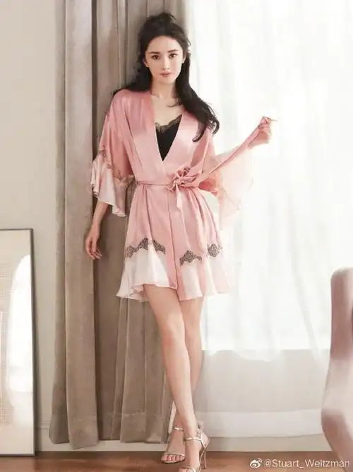 stuart_weitzman 官微 ,版权属于原作者粗跟一字带图片来自于@李溪芮