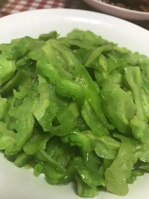 白鸭蘑蘑做的清炒苦瓜