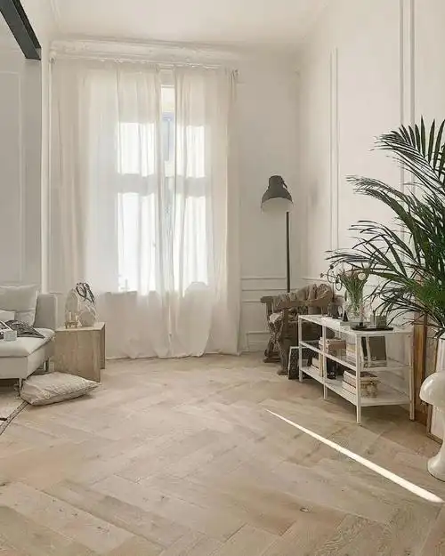 国外室内设计师izabella的作品,主色调是奶白色,搭配原木地板和家具