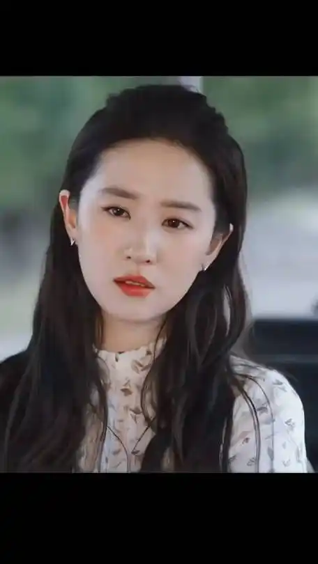 网友给刘亦菲p的孔雀公主裙