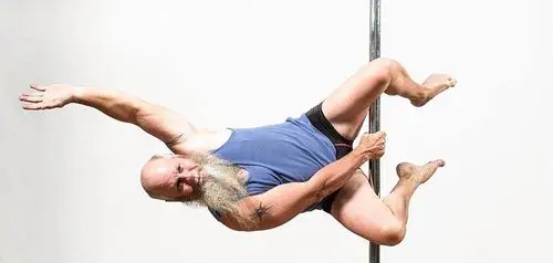 组图-55岁中年大叔沉迷钢管舞 引无数网友称赞