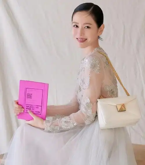 组图:准妈妈孙艺珍挺孕肚登封面 芭比粉造型露香肩