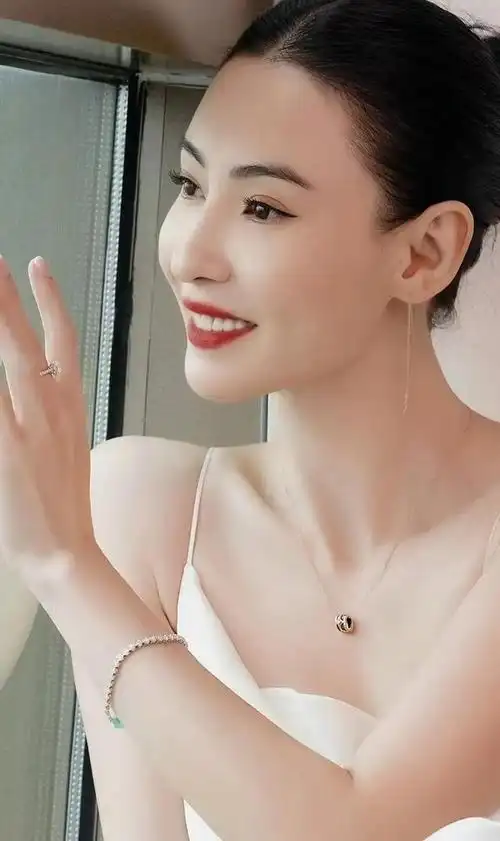 张柏芝微笑而至