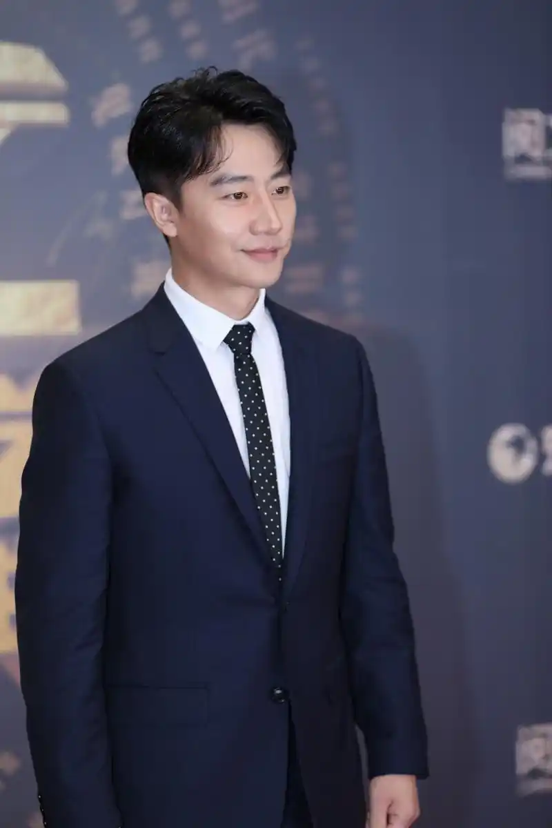 黄轩表示,自己其实一下午心情都非常难受,一路走来,看到这么多朋友