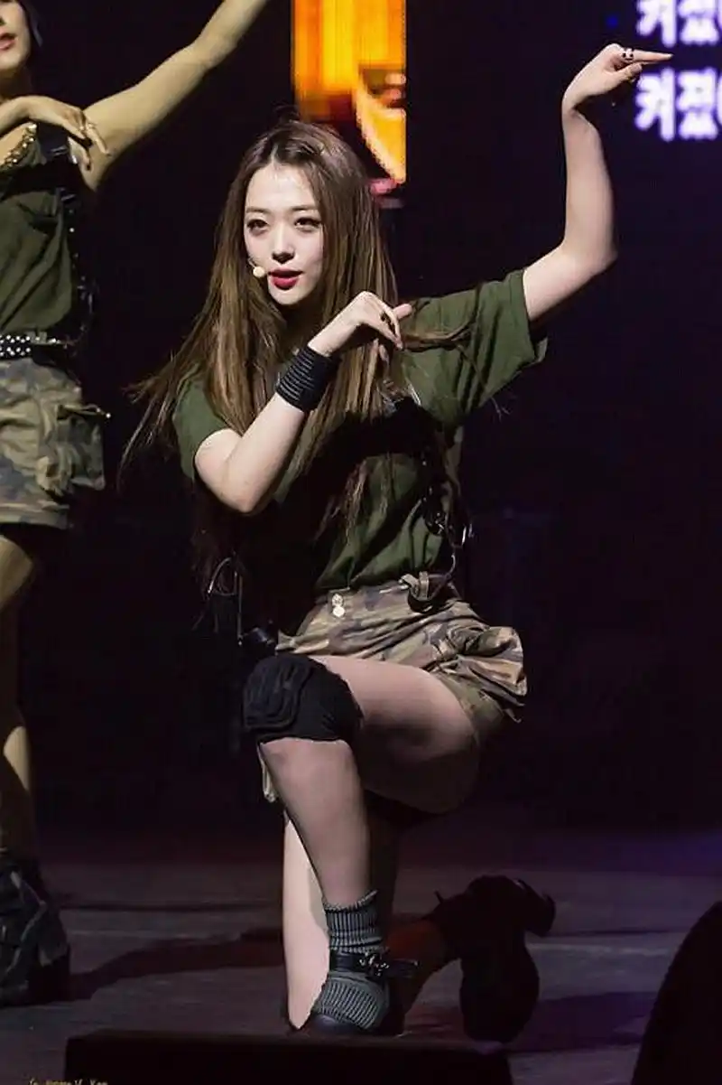 崔雪莉精彩舞台照,曾经的乖乖女雪莉在舞台上也是帅气撩人!